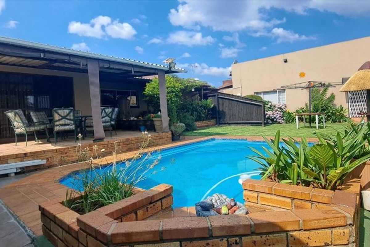 Well-Appointed Family Home with Granny Flat and Pool - Photo 3