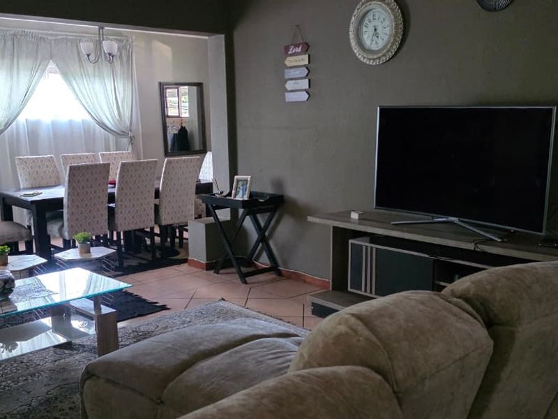 3 Bedroom 2 Bathroom Standalone House for Sale - Photo 10