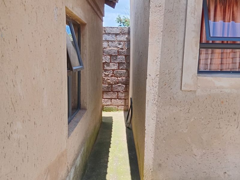 Stunning 2 bedroom House for sale in Tshepisong, Soweto - Photo 2