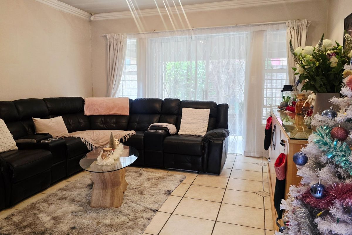 3 Bedroom House For Rent In Ravenswood  - Photo 2