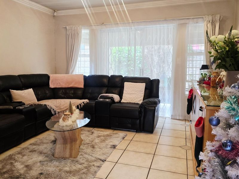 3 Bedroom House For Rent In Ravenswood  - Photo 2