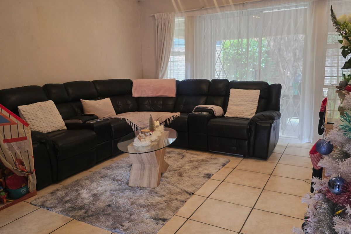 3 Bedroom House For Rent In Ravenswood  - Photo 3