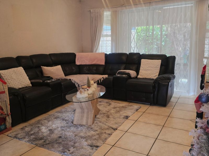 3 Bedroom House For Rent In Ravenswood  - Photo 3