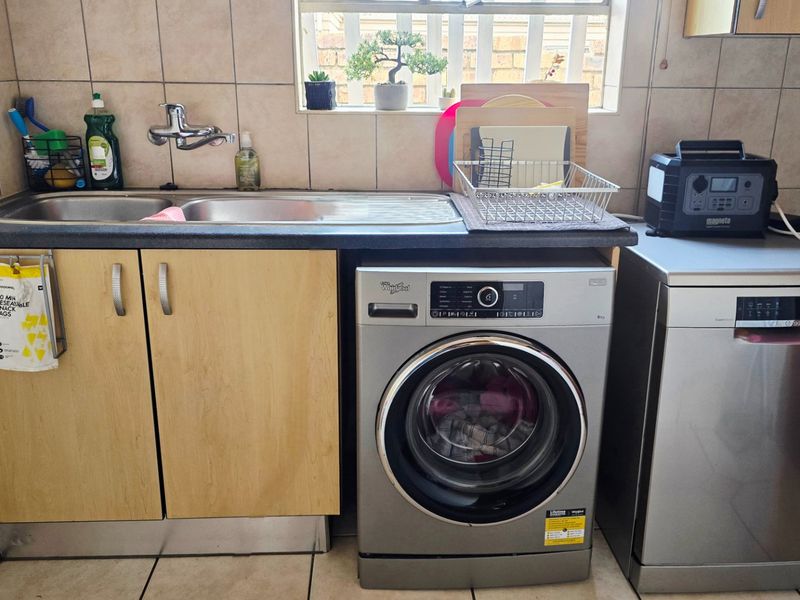 3 Bedroom House For Rent In Ravenswood  - Photo 10
