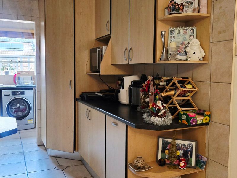 3 Bedroom House For Rent In Ravenswood  - Photo 9