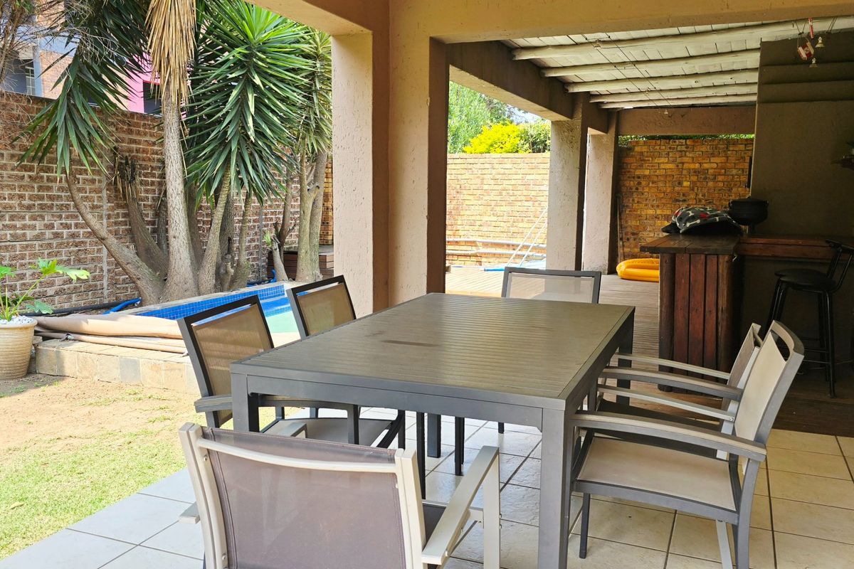 3 Bedroom House For Rent In Ravenswood  - Photo 4