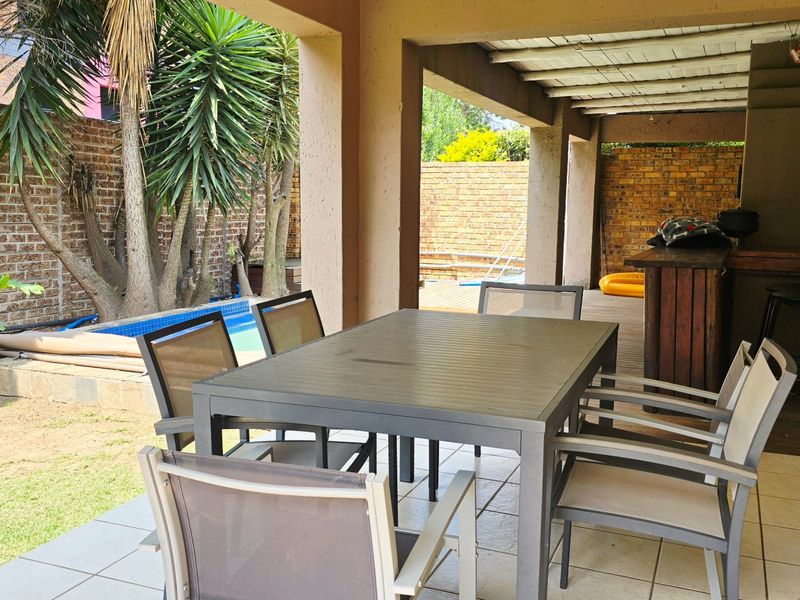 3 Bedroom House For Rent In Ravenswood  - Photo 4
