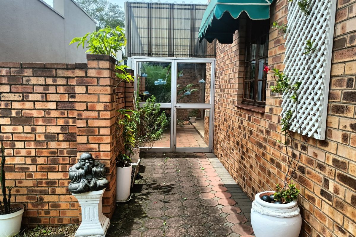 Neat townhouse in Hayfields for sale  - Photo 2