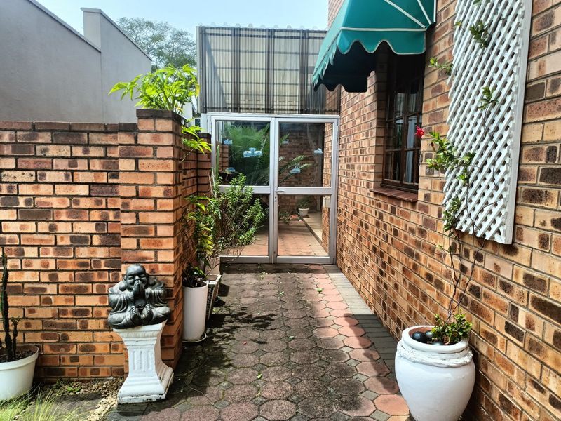 Neat townhouse in Hayfields for sale  - Photo 2