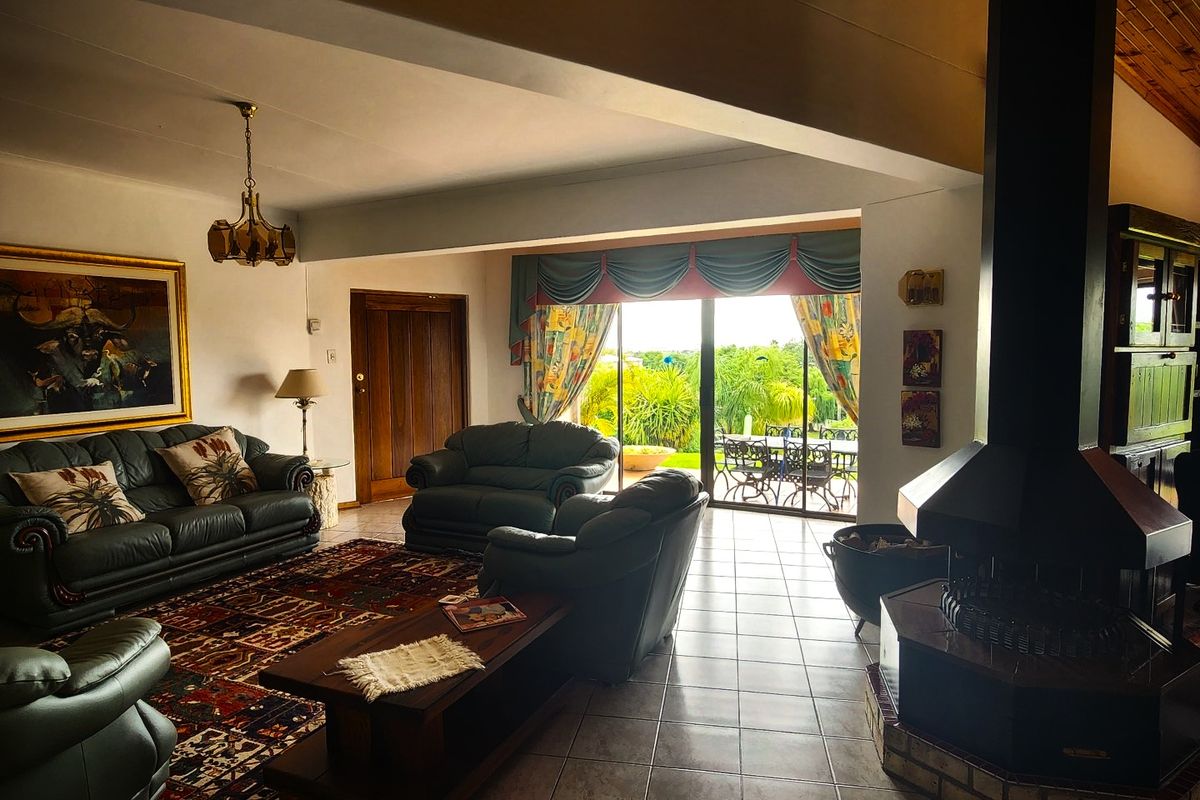 Upper-Class Family Home in Keidebees, Upington - Photo 5