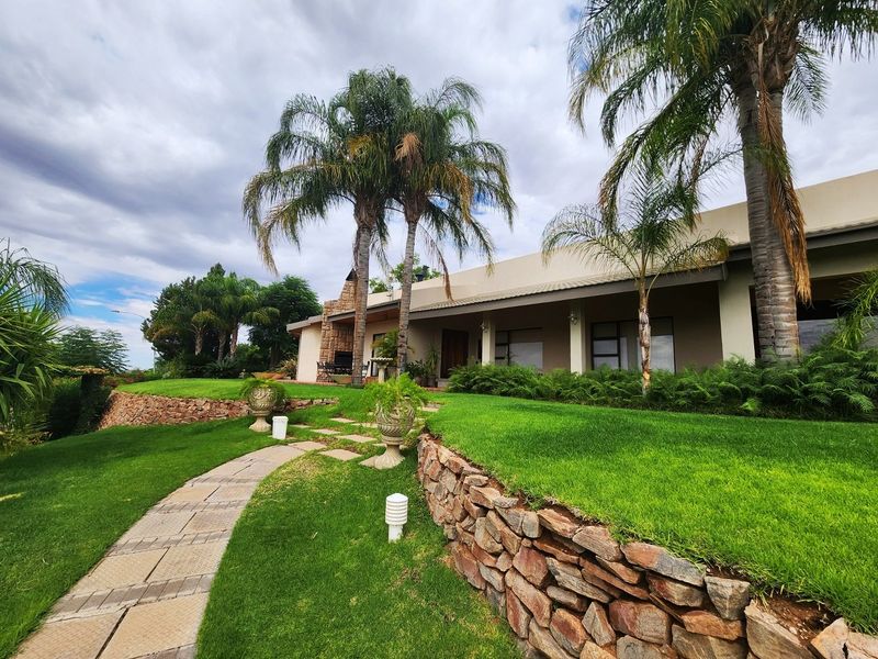 Upper-Class Family Home in Keidebees, Upington - Photo 1