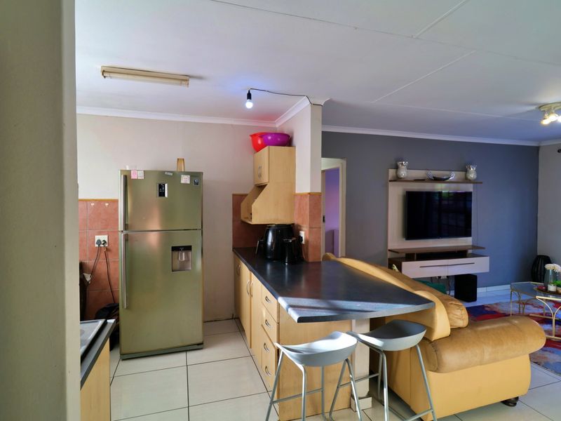 Discover Your Dream Home in a Secure and Vibrant Community - Photo 10