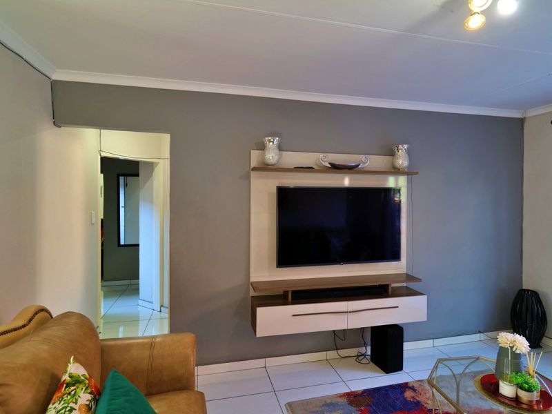 Discover Your Dream Home in a Secure and Vibrant Community - Photo 9