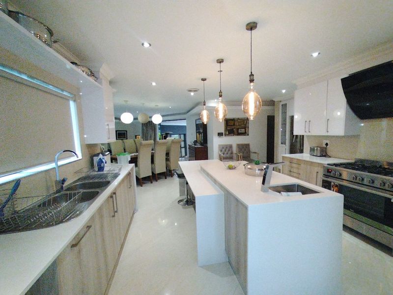 Stylish and spacious gem! - Photo 10