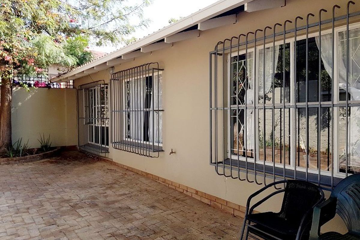 Three Bedroom house with additional separate flat for sale - Photo 4