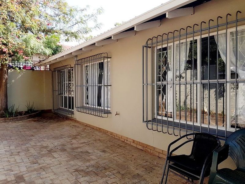 Three Bedroom house with additional separate flat for sale - Photo 4