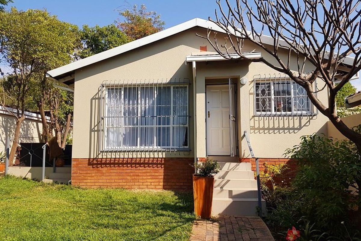 Three Bedroom house with additional separate flat for sale - Photo 3