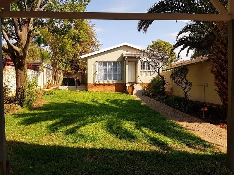 Three Bedroom house with additional separate flat for sale - Photo 2