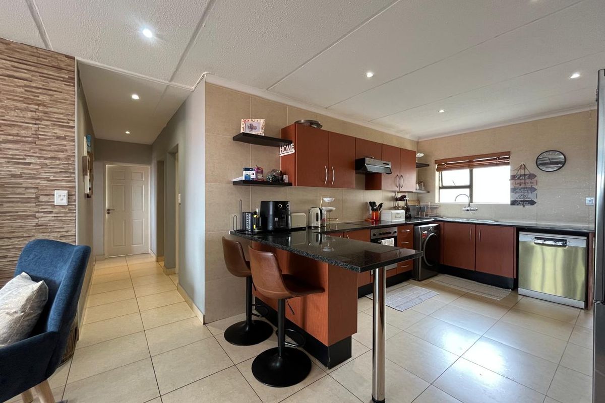 3 Bedroom House to Rent in Bassonia Rock - Photo 4