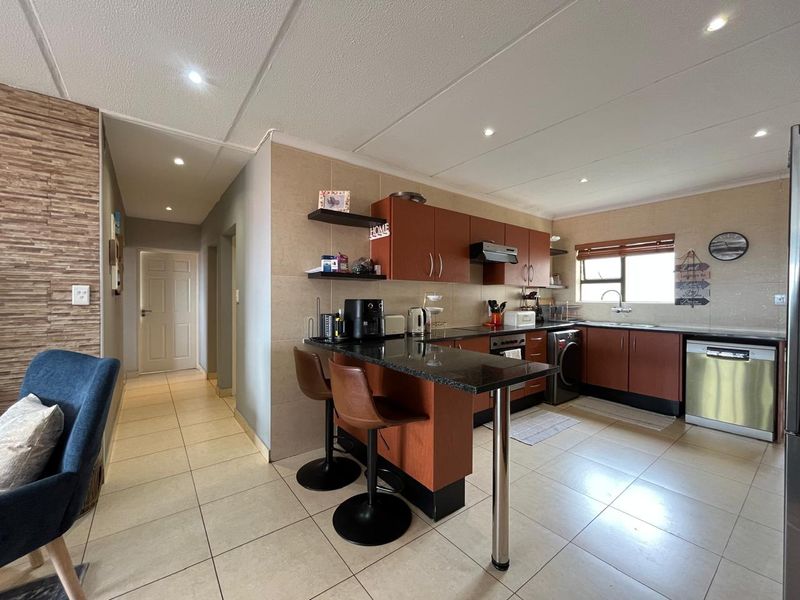 3 Bedroom House to Rent in Bassonia Rock - Photo 4