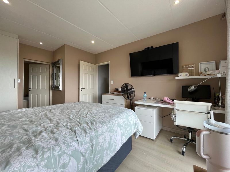 3 Bedroom House to Rent in Bassonia Rock - Photo 8