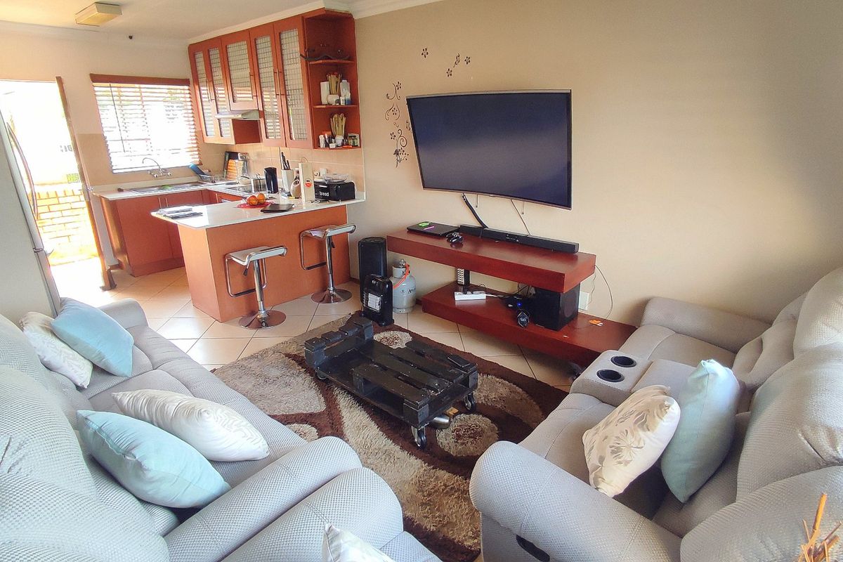 2 Bedroom Stacked Unit in Heuwelsig Estate - Photo 2