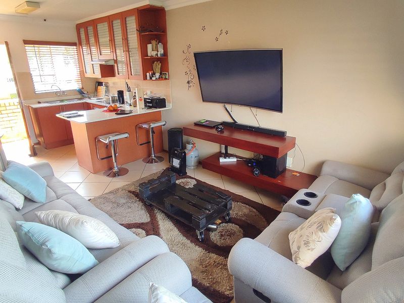 2 Bedroom Stacked Unit in Heuwelsig Estate - Photo 2