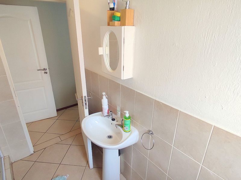 2 Bedroom Stacked Unit in Heuwelsig Estate - Photo 10