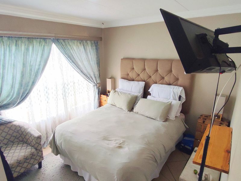 2 Bedroom Stacked Unit in Heuwelsig Estate - Photo 7