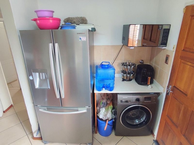 2 Bedroom Stacked Unit in Heuwelsig Estate - Photo 6