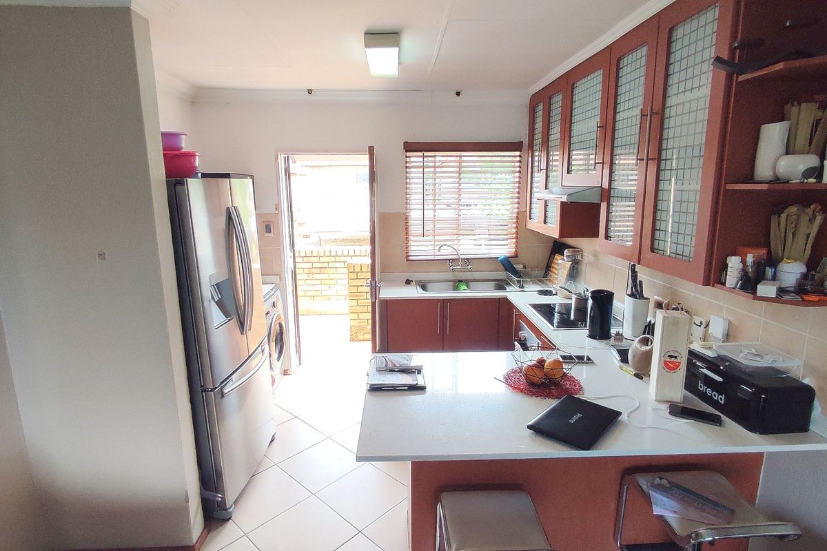 2 Bedroom Stacked Unit in Heuwelsig Estate - Photo 5