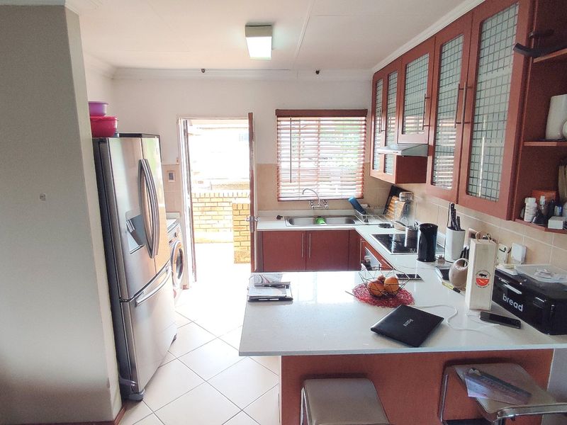 2 Bedroom Stacked Unit in Heuwelsig Estate - Photo 5