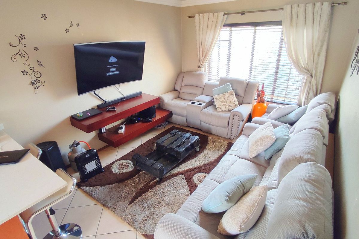 2 Bedroom Stacked Unit in Heuwelsig Estate - Photo 3