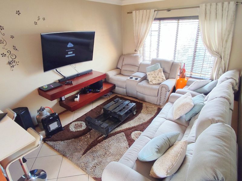 2 Bedroom Stacked Unit in Heuwelsig Estate - Photo 3