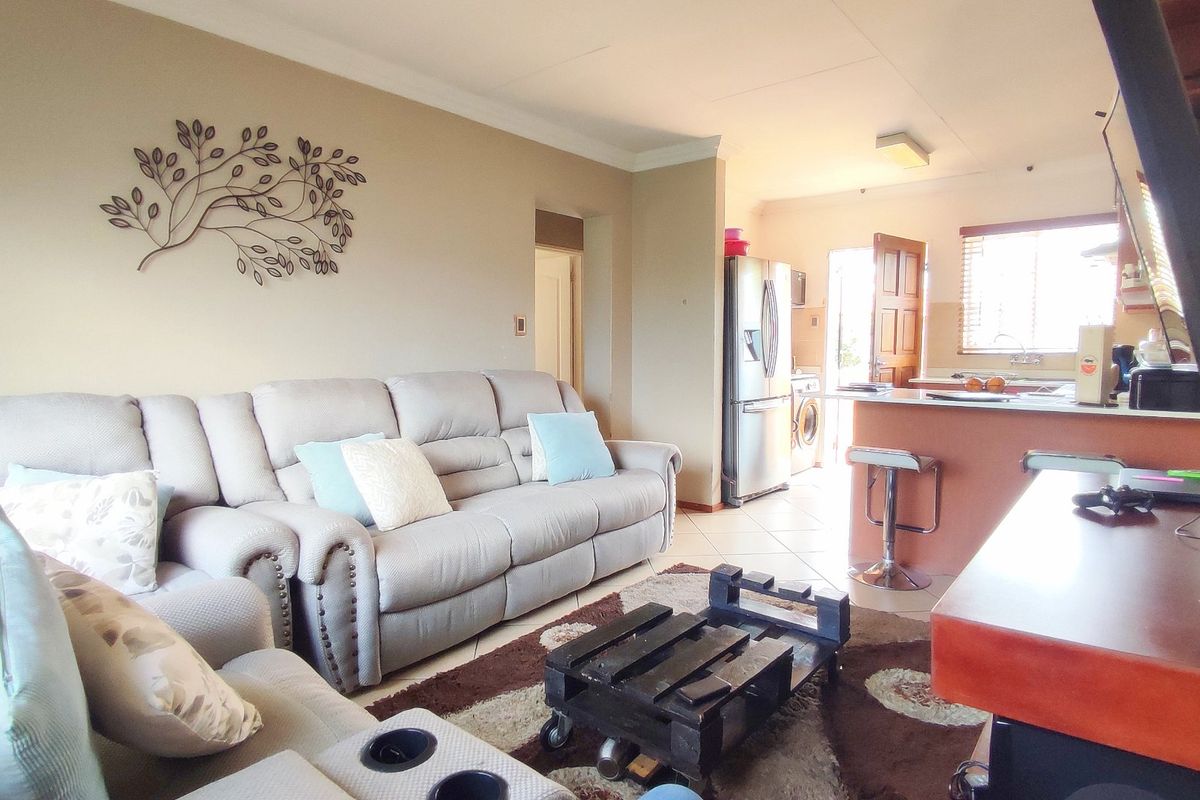 2 Bedroom Stacked Unit in Heuwelsig Estate - Photo 4