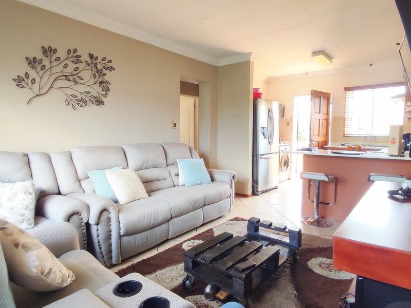 2 Bedroom Stacked Unit in Heuwelsig Estate - Photo 4