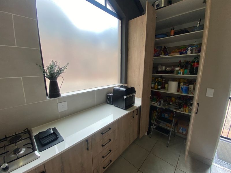 Modern 4 Bedroom Home in a Peaceful Cul-de-Sac – Magalieskruin - Photo 4