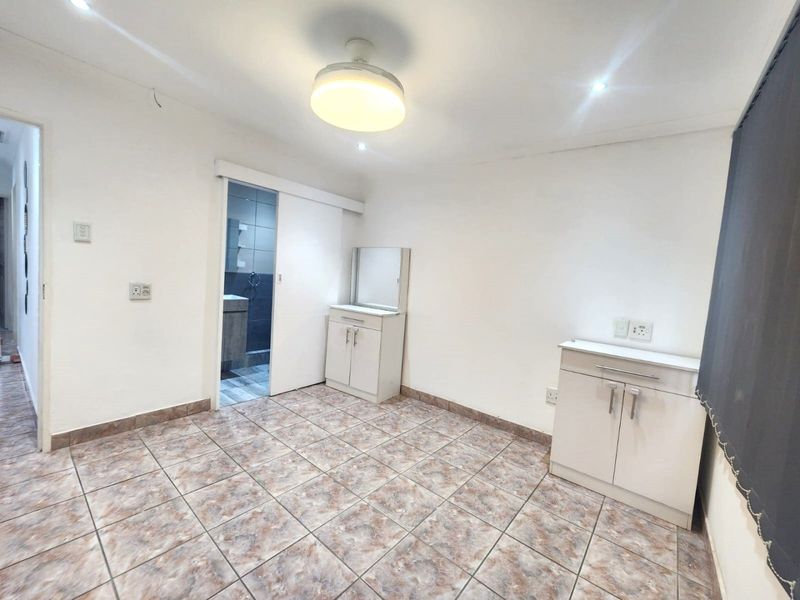 A Well Maintained Apartment  in a secure complex - Westville - Photo 4
