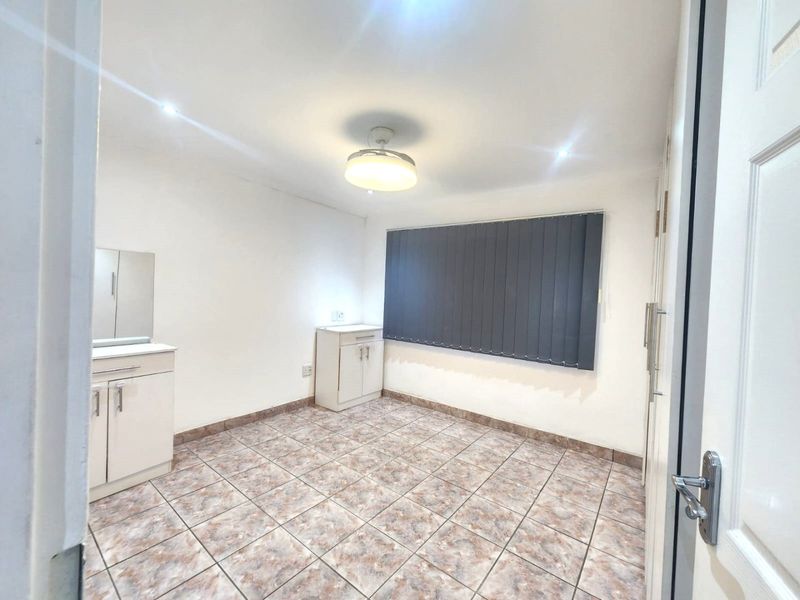A Well Maintained Apartment  in a secure complex - Westville - Photo 3
