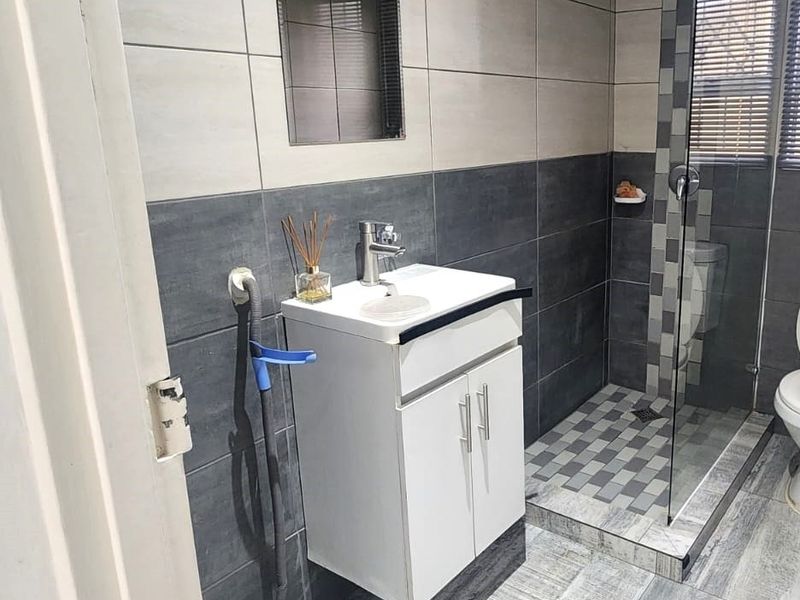 A Well Maintained Apartment  in a secure complex - Westville - Photo 9