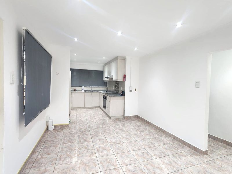 A Well Maintained Apartment  in a secure complex - Westville - Photo 8