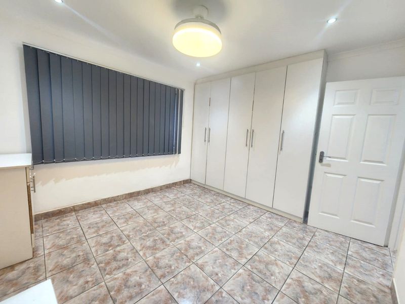 A Well Maintained Apartment  in a secure complex - Westville - Photo 6