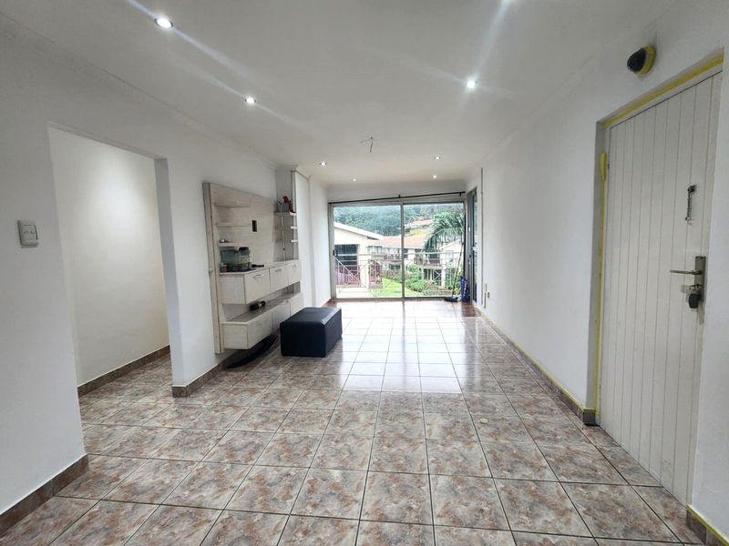 A Well Maintained Apartment  in a secure complex - Westville - Photo 1