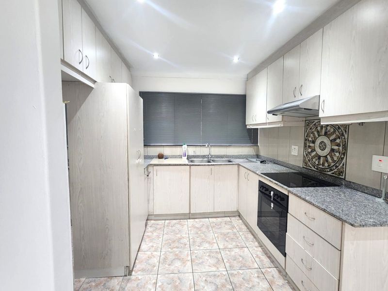A Well Maintained Apartment  in a secure complex - Westville - Photo 2