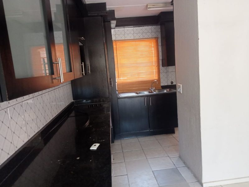 Ground-floor Three Bedroom Apartment For Rent - Photo 7