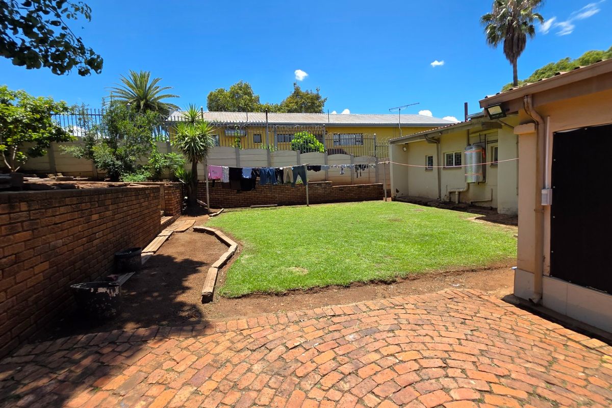 Comfortable Four Bedroom Home with Generous Living Areas - Photo 3