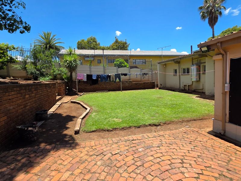 Comfortable Four Bedroom Home with Generous Living Areas - Photo 3