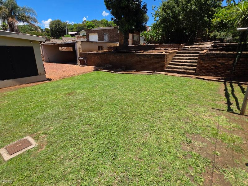 Comfortable Four Bedroom Home with Generous Living Areas - Photo 6