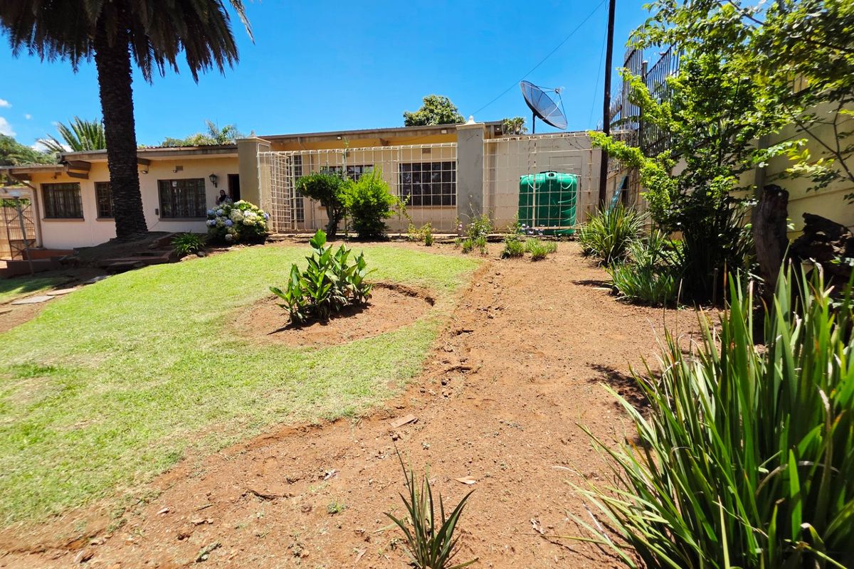 Comfortable Four Bedroom Home with Generous Living Areas - Photo 2