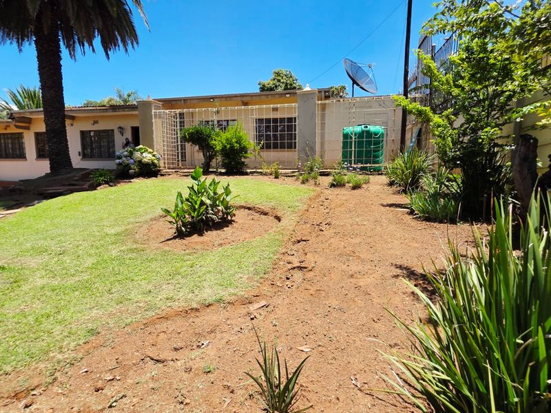 Comfortable Four Bedroom Home with Generous Living Areas - Photo 2